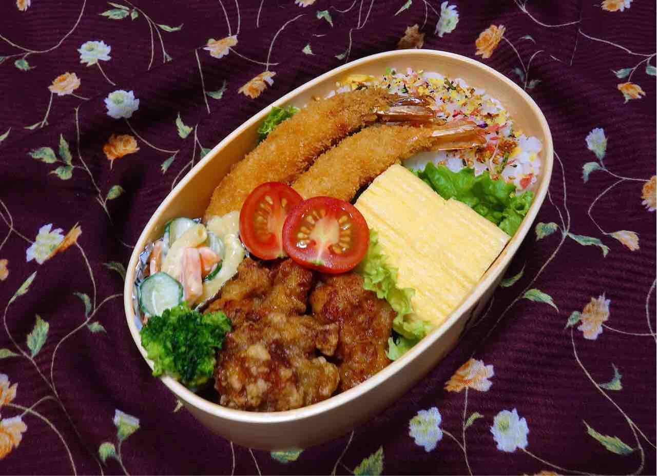 エビフライと唐揚げ弁当 今日は何を作りましょうか エビフライと唐揚げ弁当 今日は何を作りましょうか