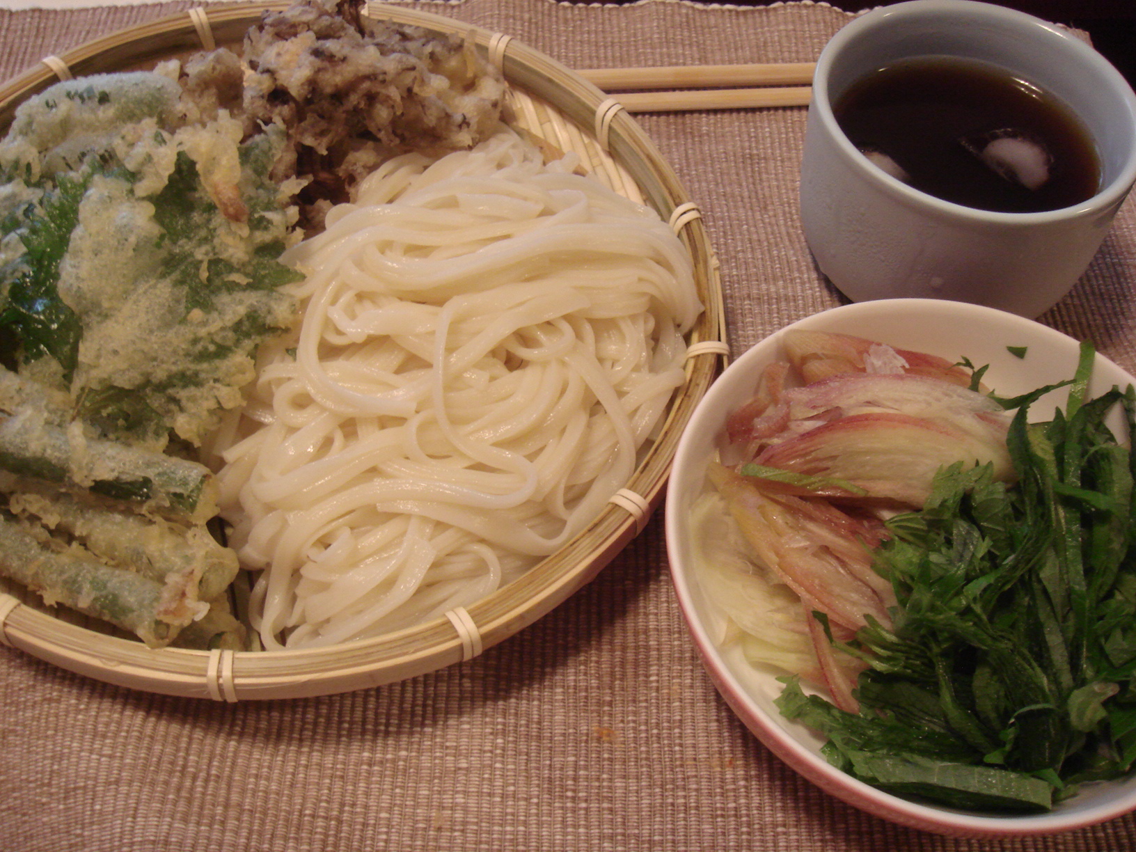 冷やしざるうどんと天ぷら ピーマン 大葉 いんげん 舞茸 まいにちこうしんできるかな