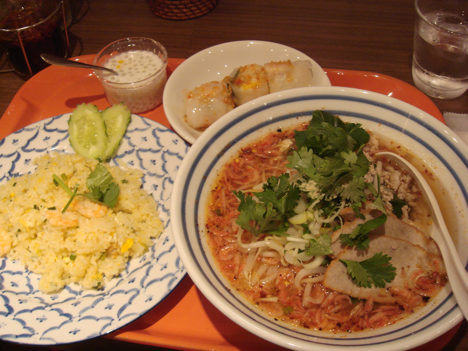 新宿ルミネ１の バンコク屋台 カオサン にてｂセット 麺 海老チャーハン 生春巻き プチデザート まいにちこうしんできるかな