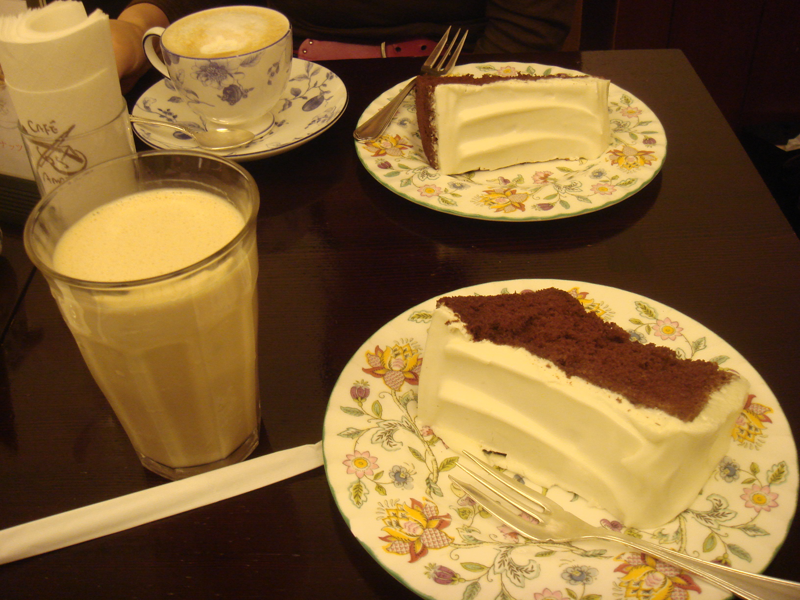 新宿ルミネ１の カフェアマティ でアイスカプチーノとマホガニー チョコシフォンケーキ まいにちこうしんできるかな