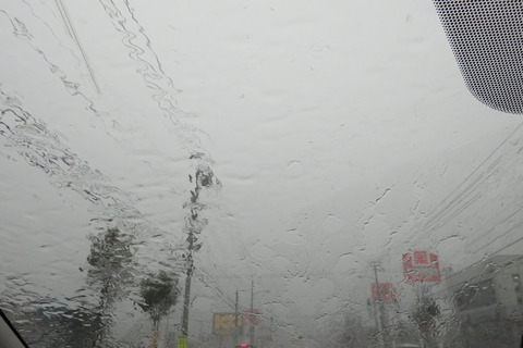 滝のような雨