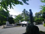 110728知覧記念館向かい合う銅像