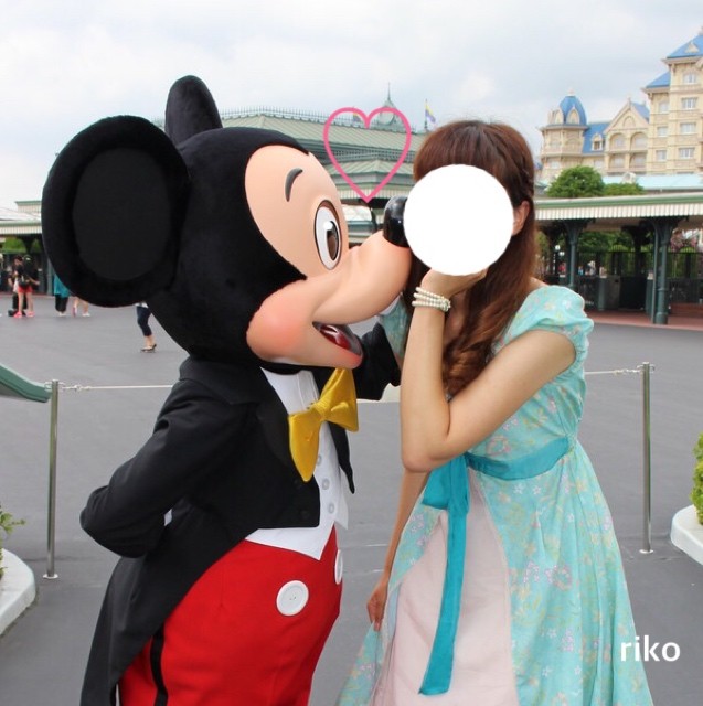 1時間待ちの先頭で エントランスでミニーには内緒の大胆キス ディズニー宝箱