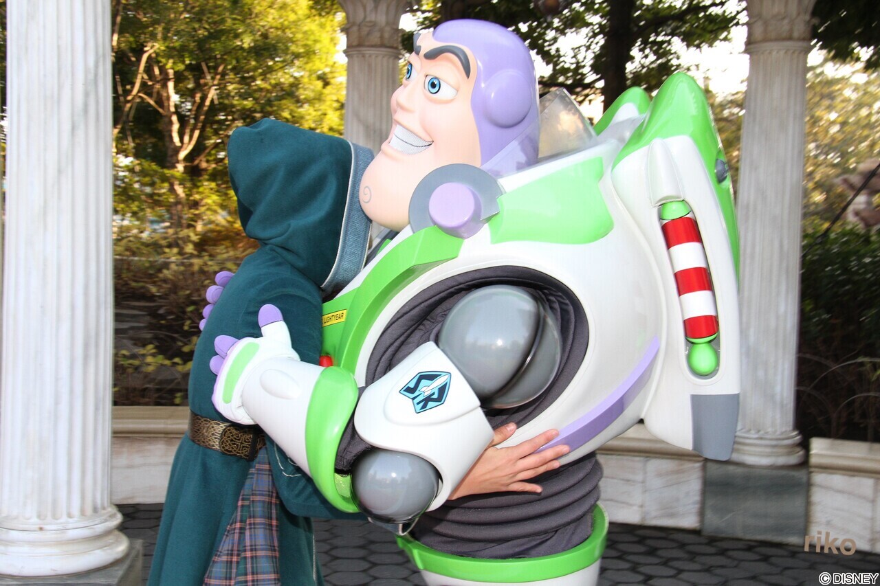 開園と同時 ポーズ指定権を得る 紳士的なバズに大興奮 ディズニー宝箱 開園と同時 ポーズ指定権を得る 紳士的なバズに大興奮 ディズニー宝箱