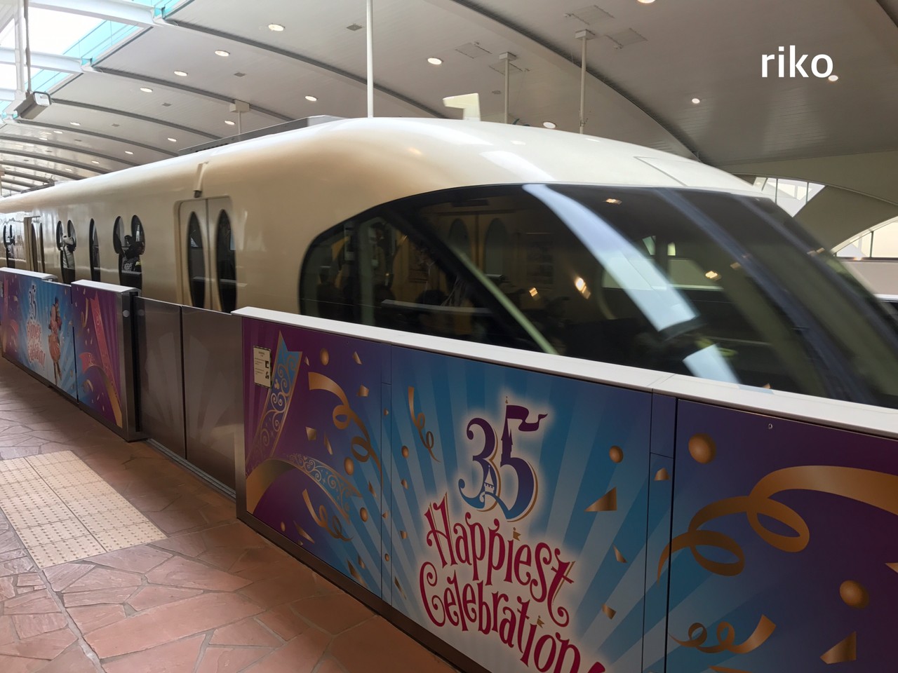 35周年のお祝いは4つを結ぶ駅でも ディズニーリゾートライン ディズニー宝箱 35周年のお祝いは4つを結ぶ駅でも ディズニーリゾートライン ディズニー宝箱