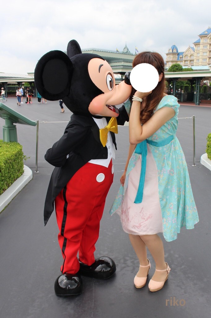 1時間待ちの先頭で エントランスでミニーには内緒の大胆キス ディズニー宝箱 1時間待ちの先頭で エントランスでミニーには内緒の大胆キス ディズニー宝箱