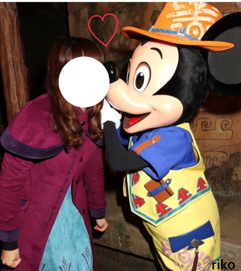 配慮溢れる優しいキス 距離が近くてハグいっぱいのミッキー ディズニー宝箱