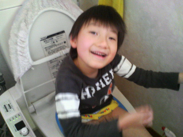 おうちのトイレで初めてうんち成功 りくのペースで おうちのトイレで初めてうんち成功 りくのペースで