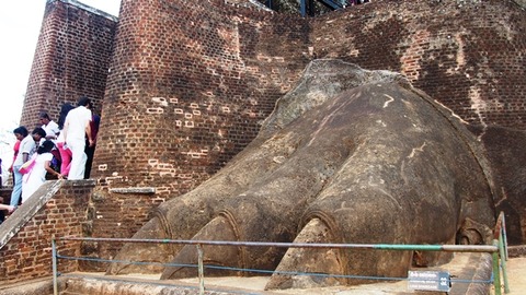 Sigiriya_Rock_Lion_Feet