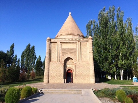 Aisha_Bibi_Mausoleum_01
