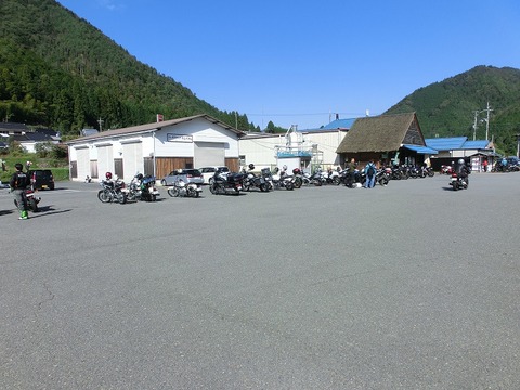 ツーリング 山とバイクと写真