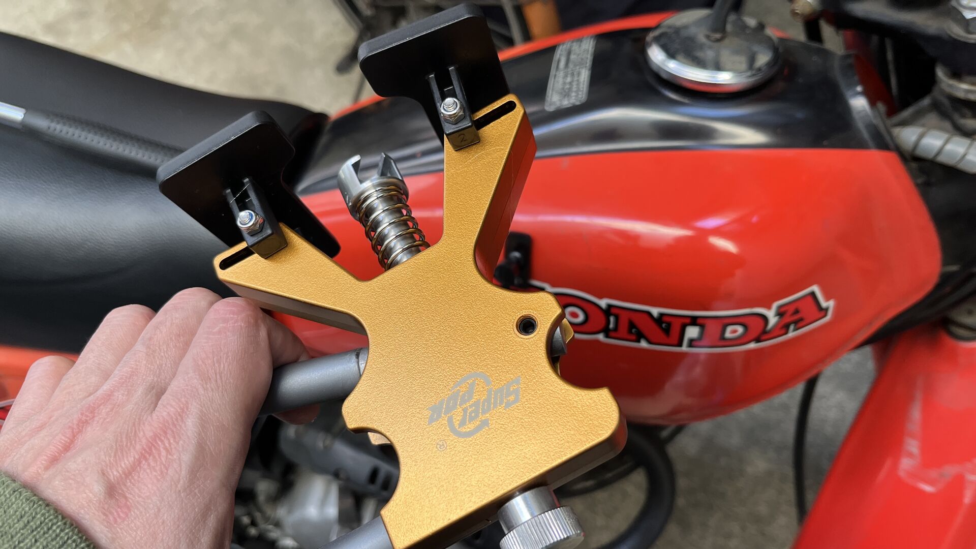XL125S：タンクの凹みにデントリペア : ここんところ++
