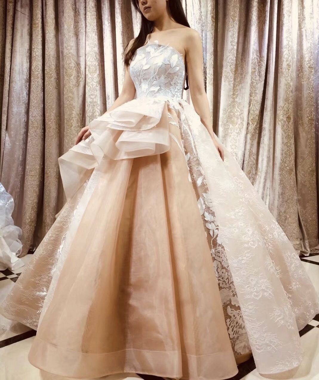 新作のツートンカラーのシャンパンゴールド ベージュのお色直しドレスです 目の保養にどうぞ りなの日々