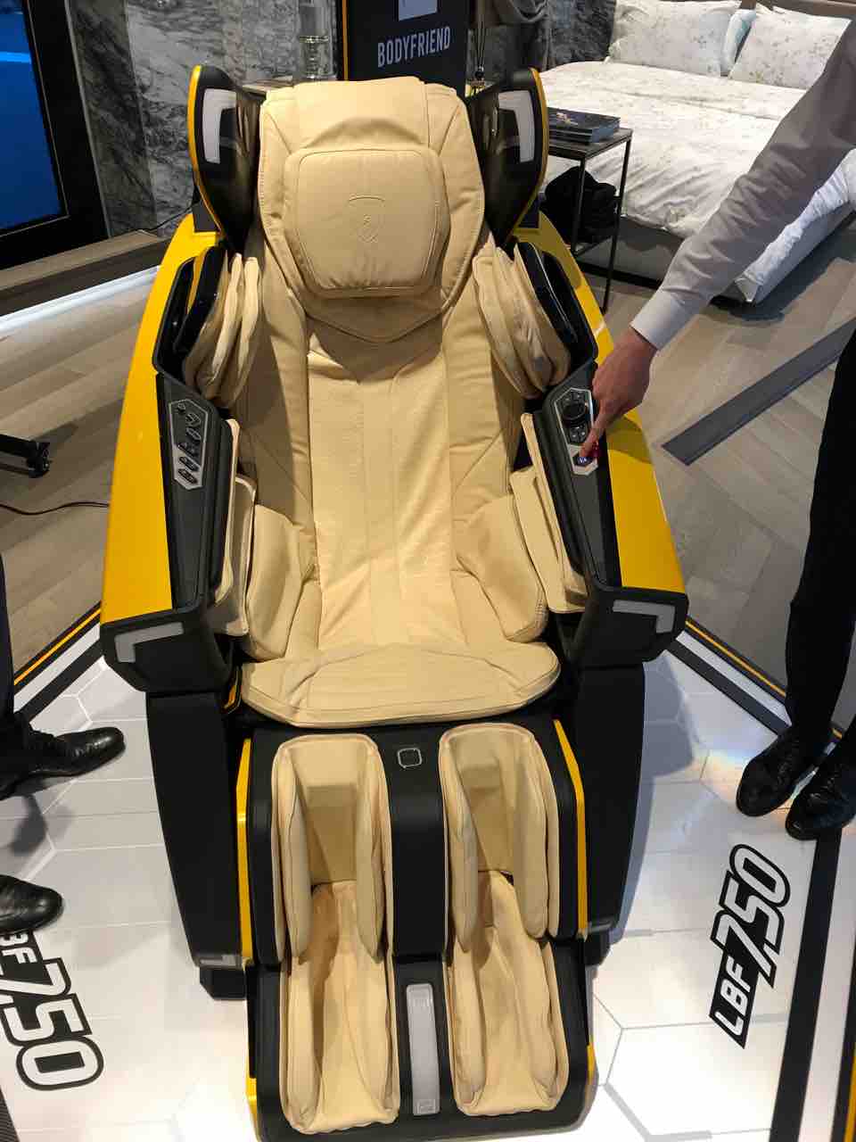 Cafe De Body Friend かっこよすぎるランボルギーニマッサージチェアー 世界の何処からこんにちは