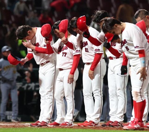 【悲報】広島カープさん、4月の勝率.214で中日とデッドヒート！「マツダで勝てない」地獄のホーム13連戦へのサムネイル