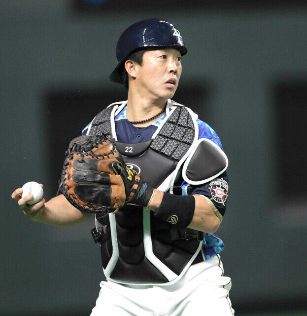 悲報 日本ハム鶴岡慎也捕手兼コーチが来季構想外 残留打診も現役続行へ強い意欲 Red 速報 悲報 日本ハム鶴岡慎也捕手兼コーチが来季構想外 残留打診も現役続行へ強い意欲 Red 速報