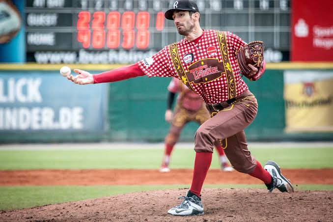 野球 Dena プロ野球史上初の襟付きの開襟シャツ型ユニをお披露目 8 2 4の広島戦で着用 Red 速報