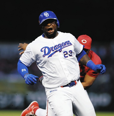 【悲報】中日サノー、豊橋の惨劇。適時打放つも直後に左脚負傷で終了。スペ体質の呪縛から逃れられずのサムネイル