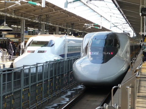 JR_Shinkansen_Series_700_and_700RailStar