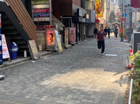 走っている