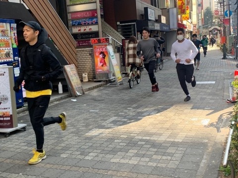 走っている2