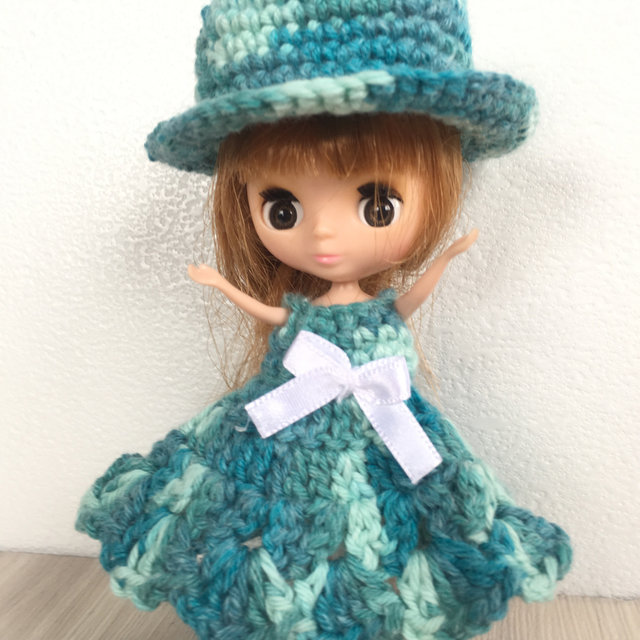 プチブライスサイズの編みドレスとハットたち。ご縁に感謝します