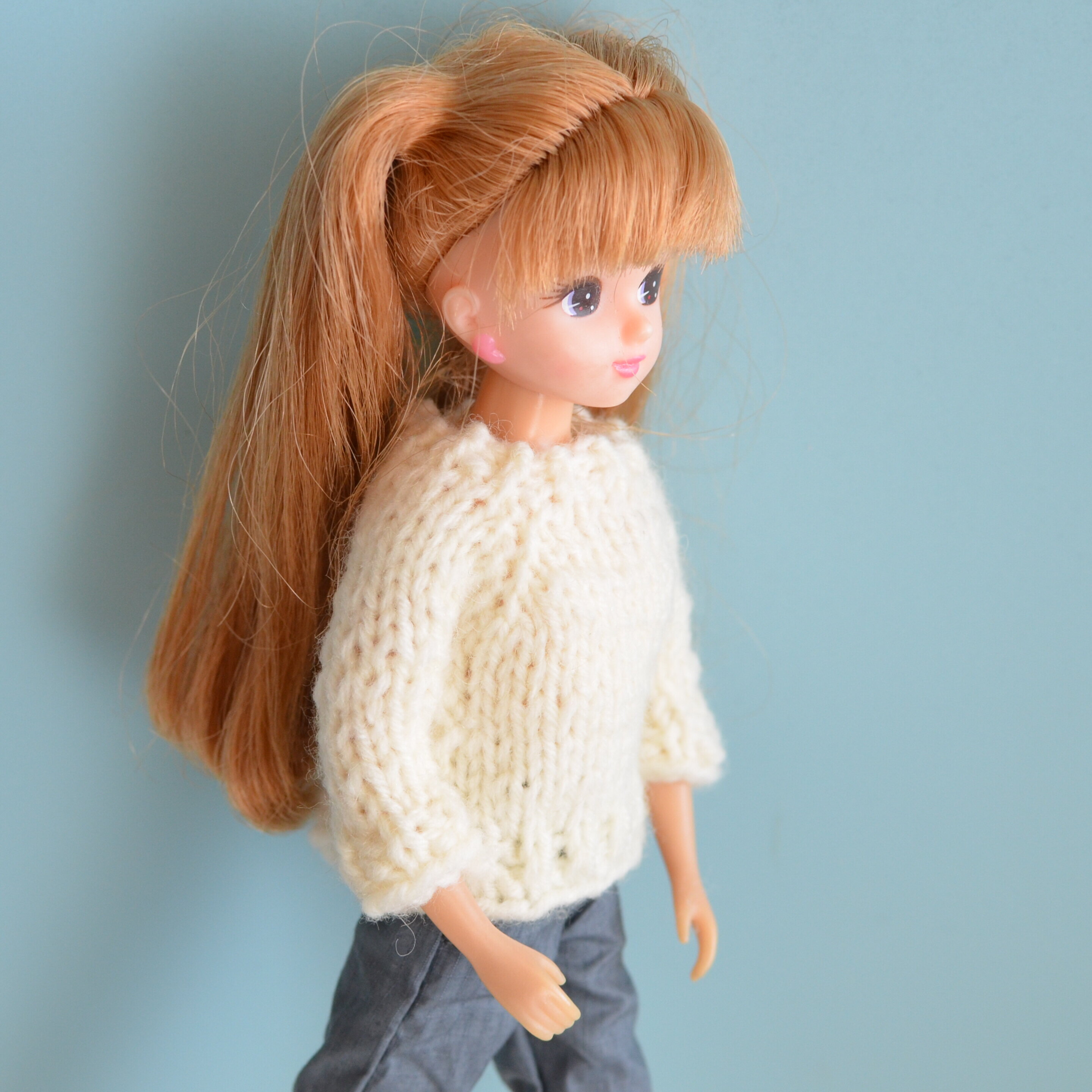 22cmサイズのニットを編んでみました/リカちゃんのツインテのゴムが