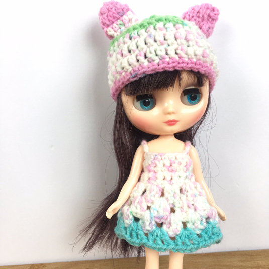 20cmドールサイズのニットワンピとねこちゃん帽子。おまけの話は