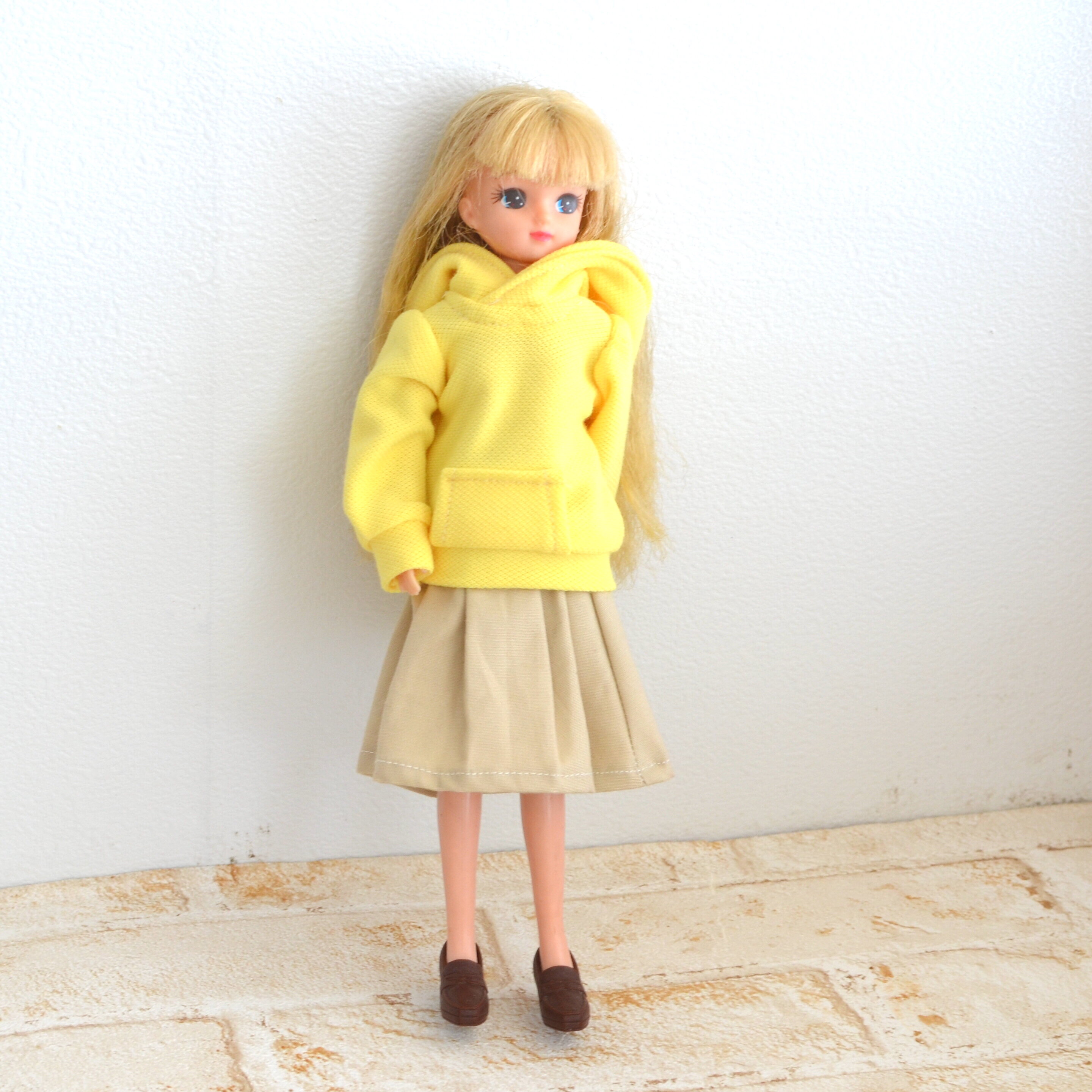 黄色のパーカーをお作りしました 本日時に販売を開始いたします リカちゃん服ハンドメイド りんごぽんのおうち 札幌市