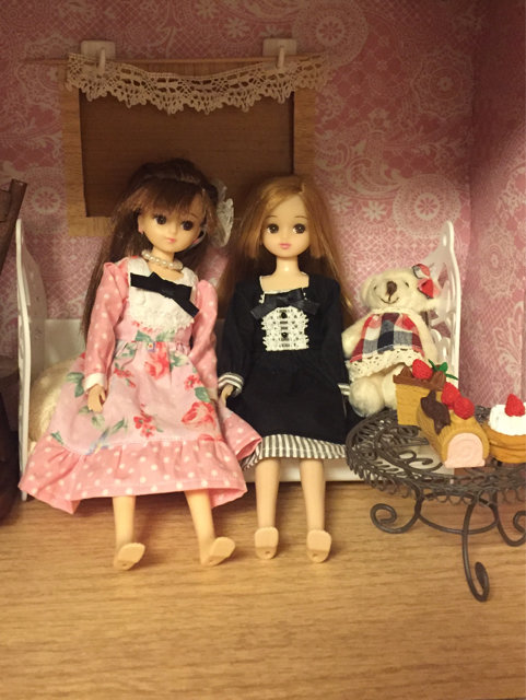 ちょこんと座るかわいいリカちゃんたち リカちゃん服ハンドメイド りんごぽんのおうち 札幌市