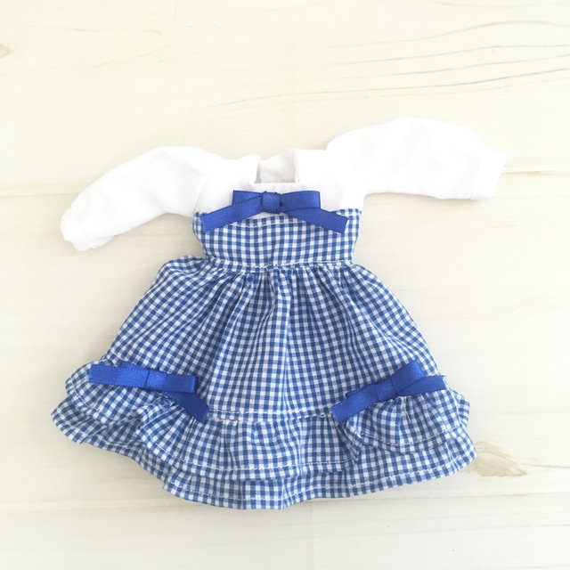 青のチェックの２段フリルのワンピースです ドロシーになれる リカちゃん服ハンドメイド りんごぽんのおうち 札幌市