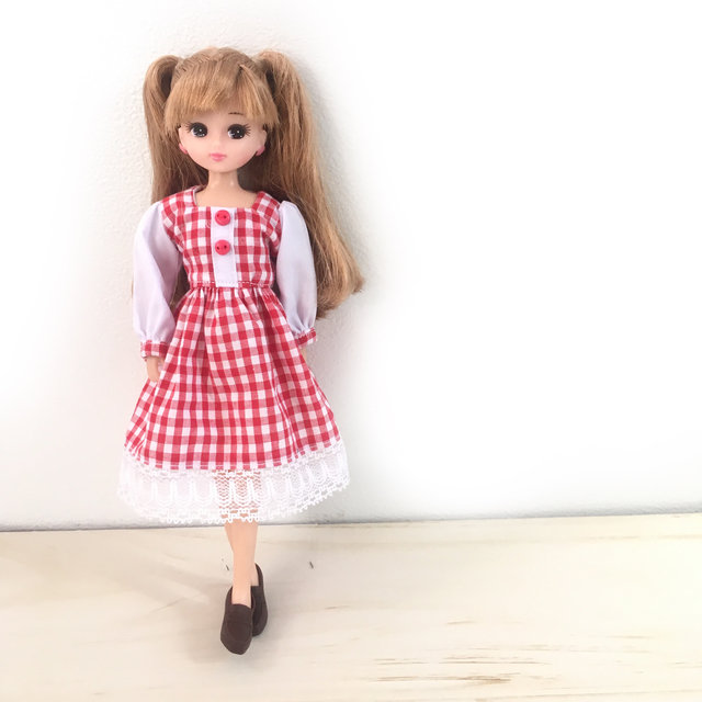 赤のチェックのワンピース ギンガムチェックは爽やかですね リカちゃん服ハンドメイド りんごぽんのおうち 札幌市