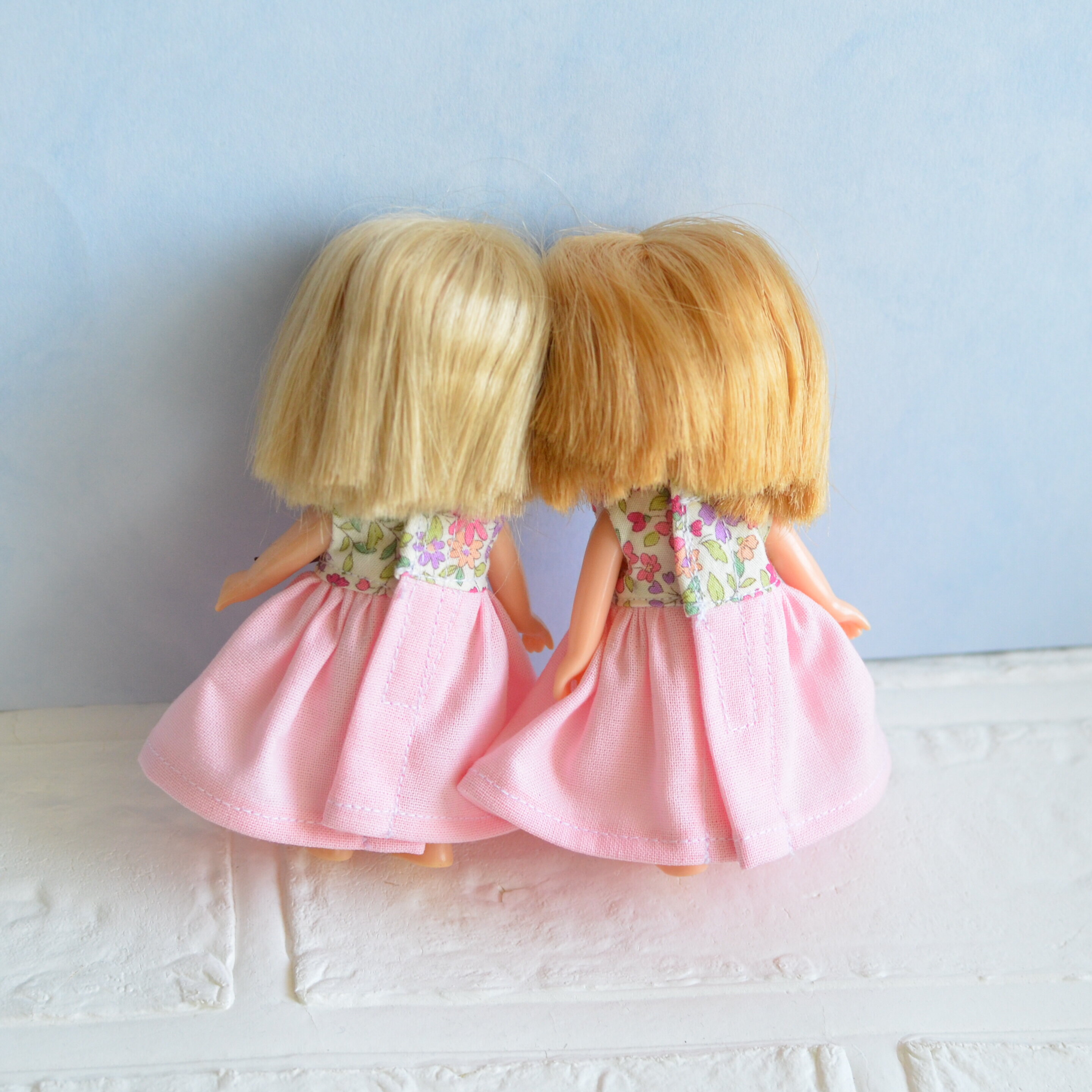 ピンクと花柄のワンピース/子供のアクリルスタンド風を並べたら