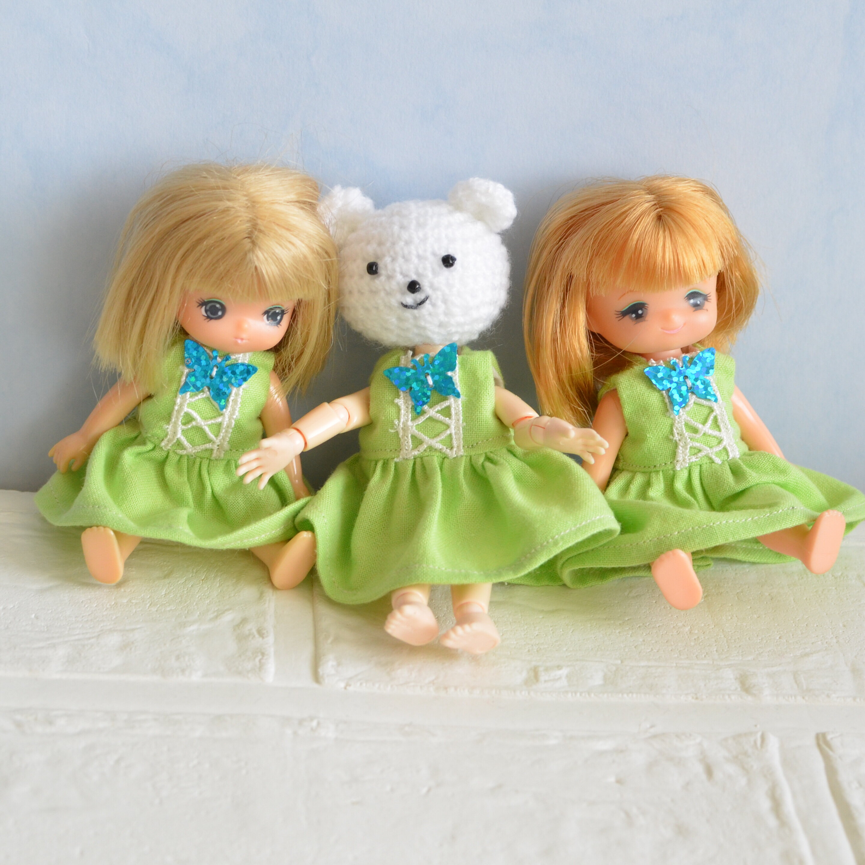 11cmドールサイズのグリーンと蝶々のワンピース/セリアの可動ボディ