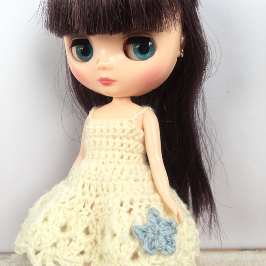 ミディブライスサイズの編みワンピース リカちゃん服ハンドメイド りんごぽんのおうち 札幌市