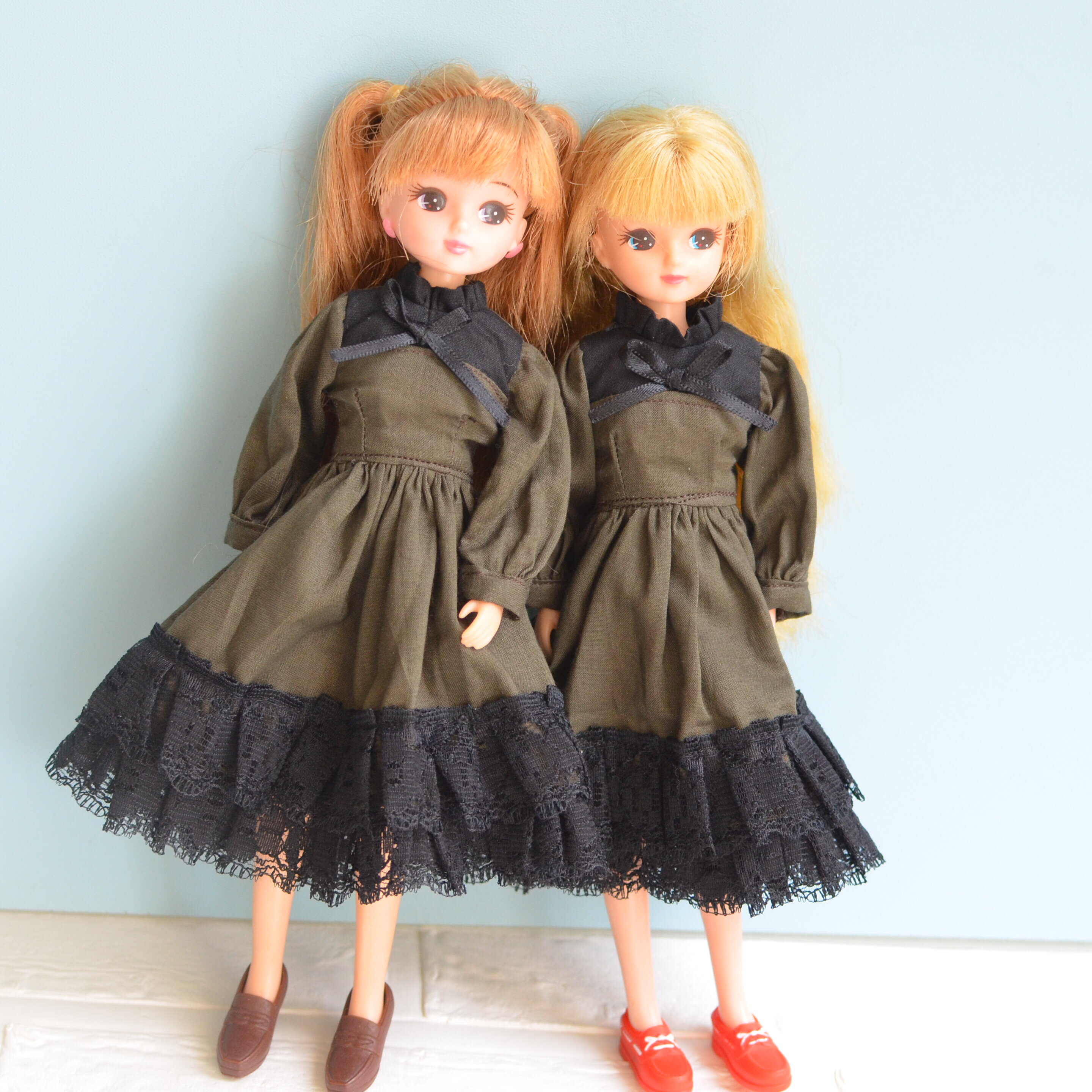 22cmドールサイズのオリーブ色のワンピース/ アンティーユさん