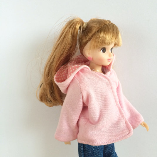 ピンクのフードジャケットは綿ニットでパーカーっぽく リカちゃん服ハンドメイド りんごぽんのおうち 札幌市
