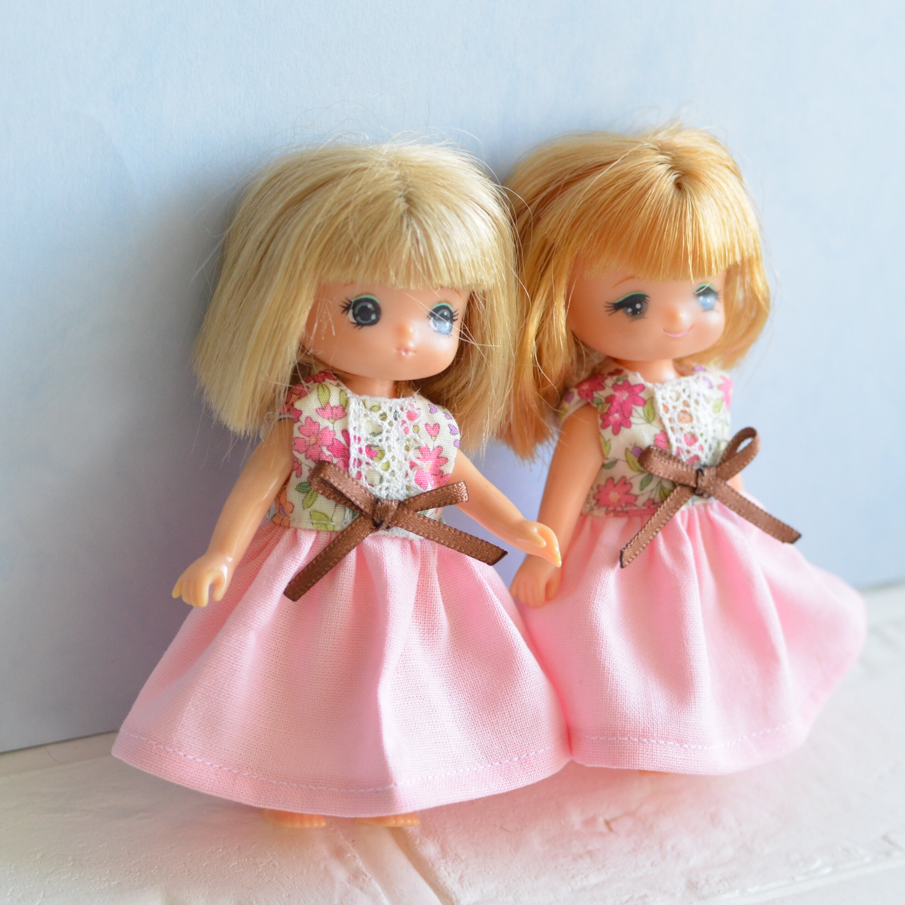 ピンクと花柄のワンピース/子供のアクリルスタンド風を並べたら見た目