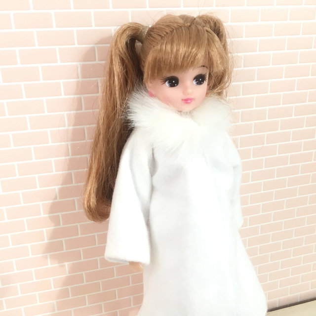 白のファー付きコートと 新しい壁紙 リカちゃん服ハンドメイド りんごぽんのおうち 札幌市