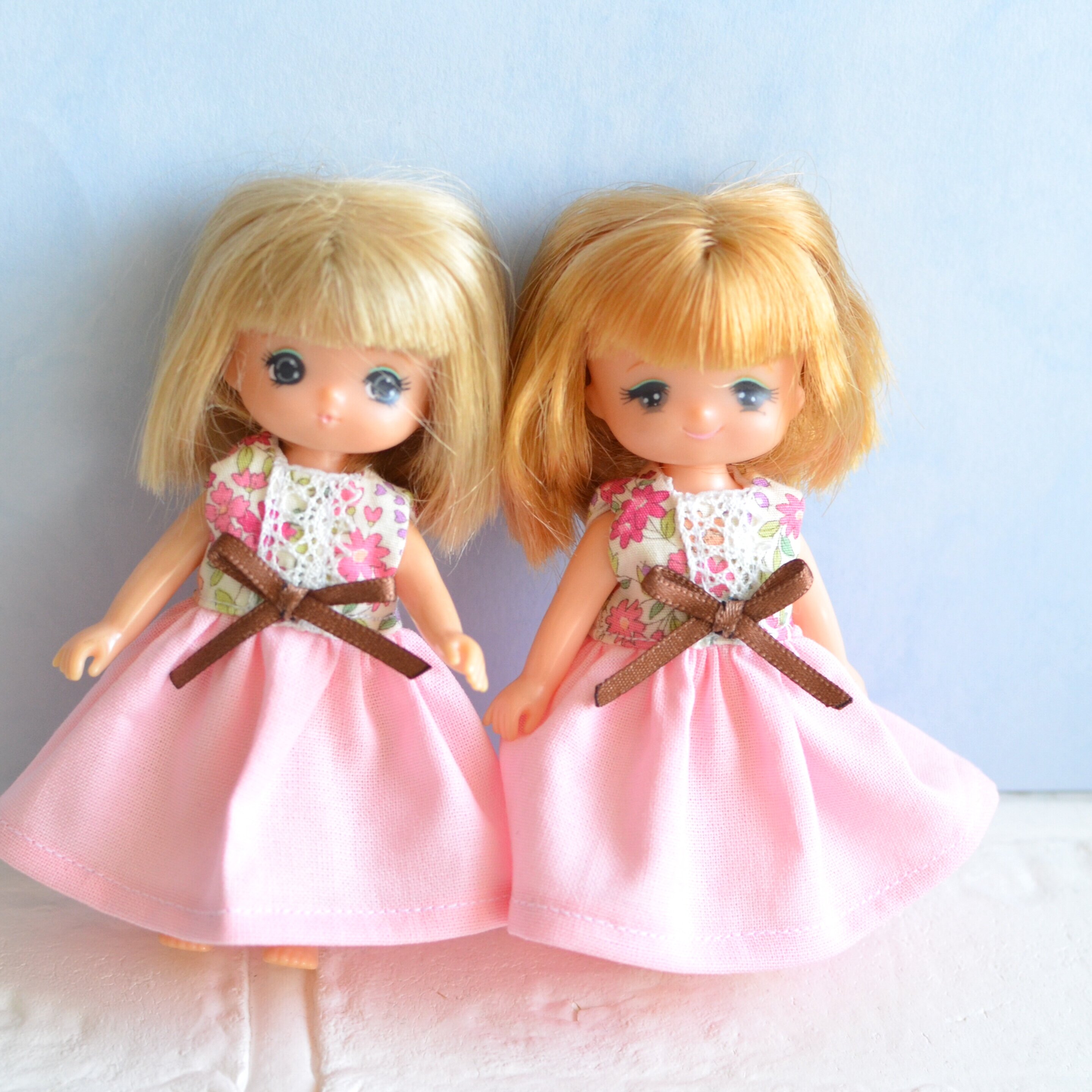 ピンクと花柄のワンピース/子供のアクリルスタンド風を並べたら見た目