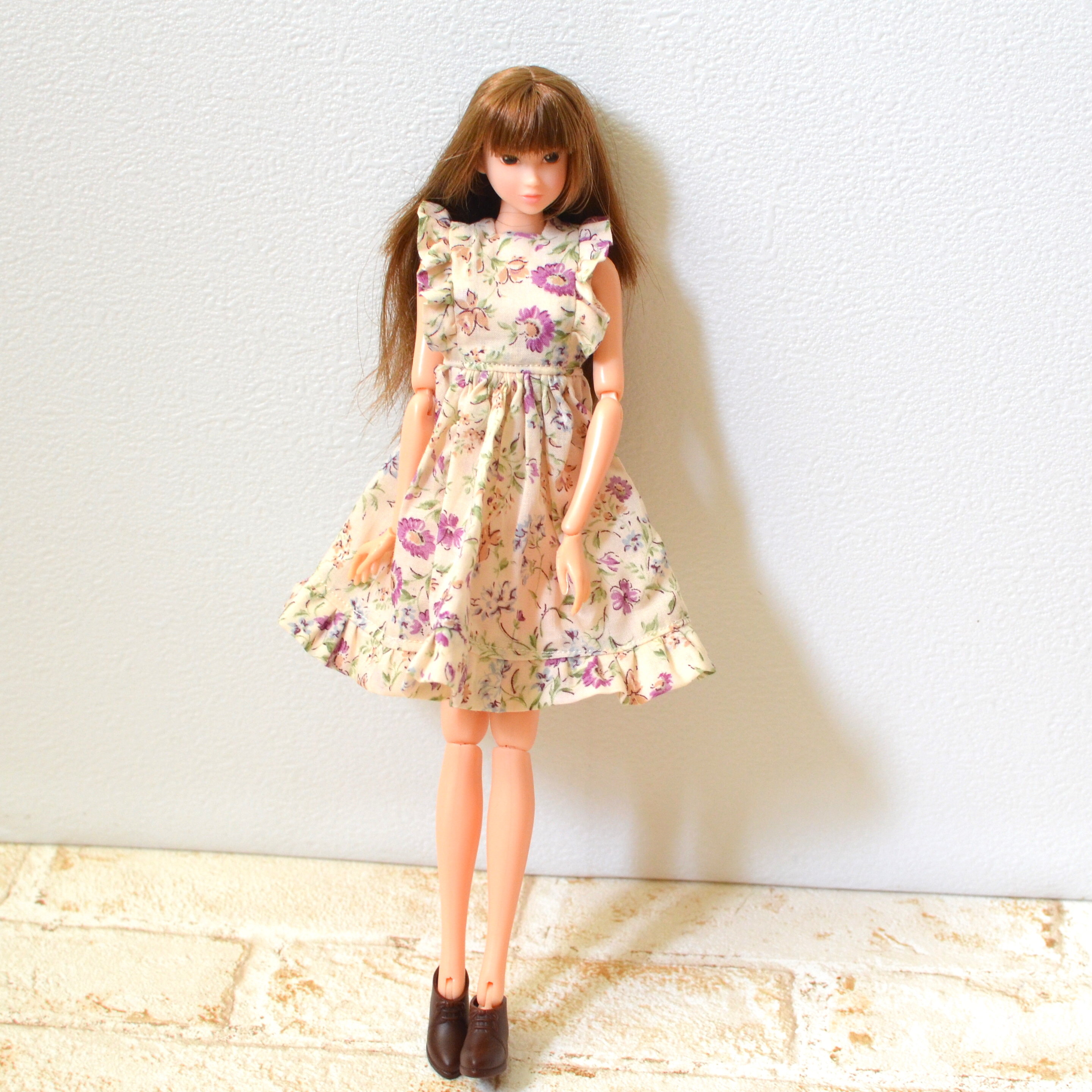 22cmドールサイズのTシャツなどを27cmドールサイズさんに着てもらい