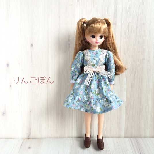 水色花柄のワンピースで 新しい生活に一歩踏み出すのです リカちゃん服ハンドメイド りんごぽんのおうち 札幌市