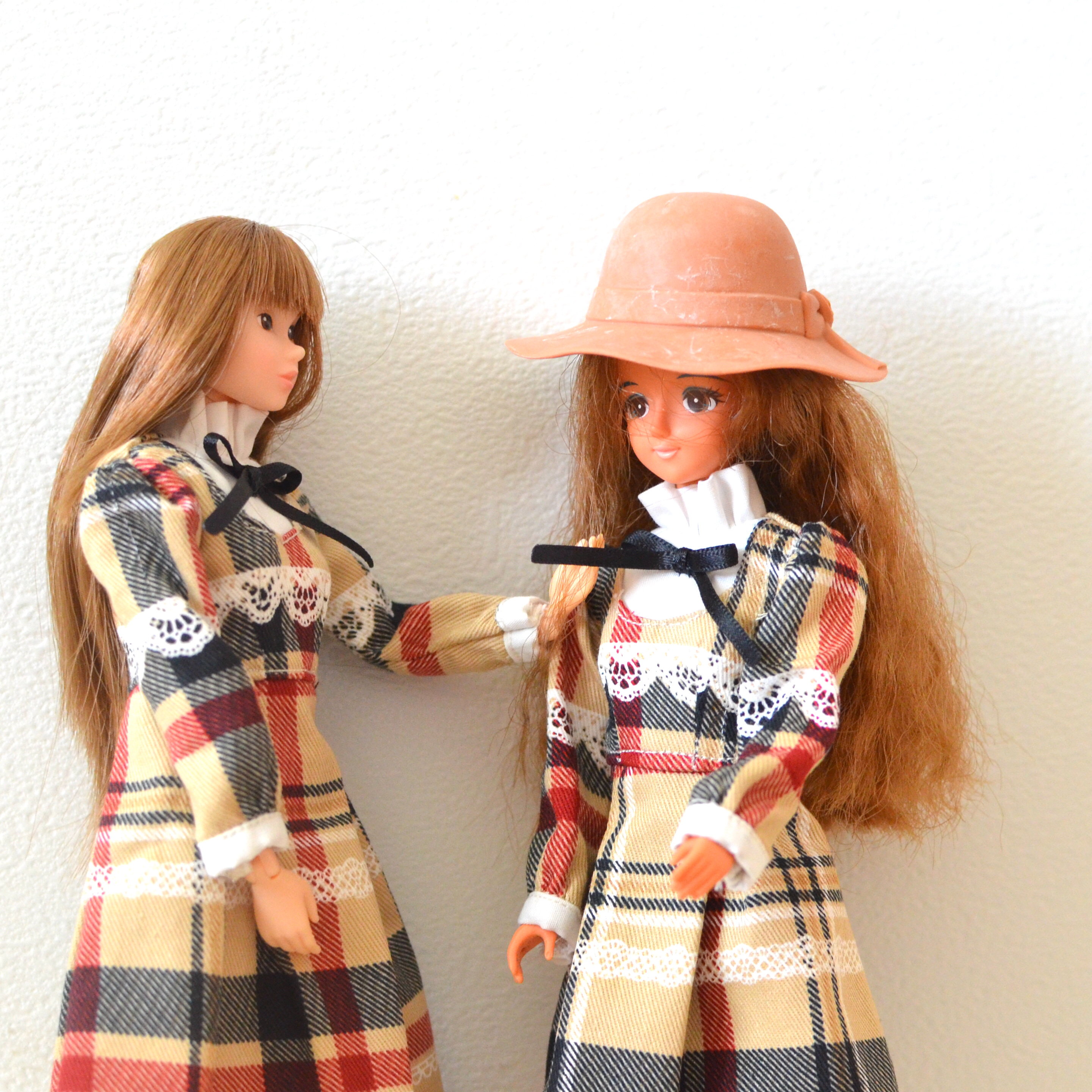 リカちゃん服  チェックシャツワンピース 27cmドールサイズのベージュのチェックワンピース/外干しと雨と洗濯物