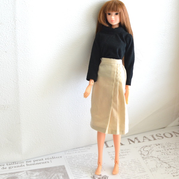 22cmサイズのスカートを27cmドールさんに着せてみました/「怖い絵3
