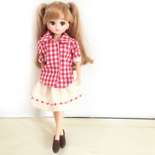 赤チェックのシャツとベージュのスカート チェックシャツはかわいいのう リカちゃん服ハンドメイド りんごぽんのおうち 札幌市 赤チェックのシャツとベージュのスカート チェックシャツはかわいいのう リカちゃん服ハンドメイド りんごぽんのおうち 札幌市