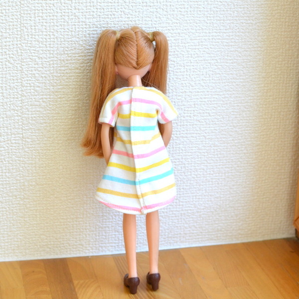 リカちゃんワンピース後ろ姿
