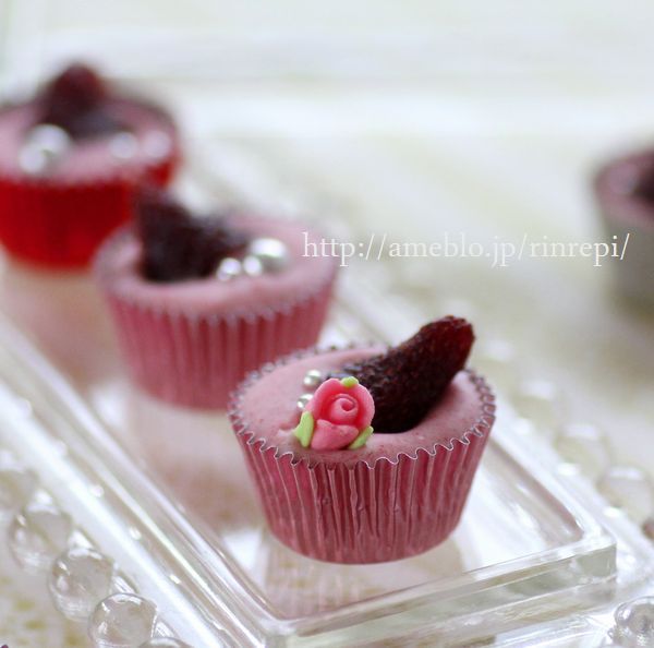 ミルキーストロベリーミニチュアカップチョコレート