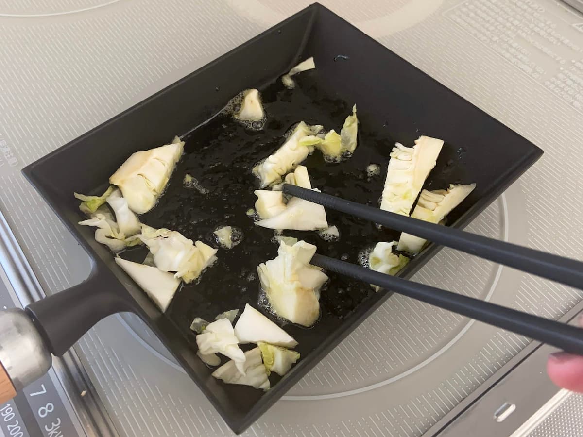 くず野菜を炒める