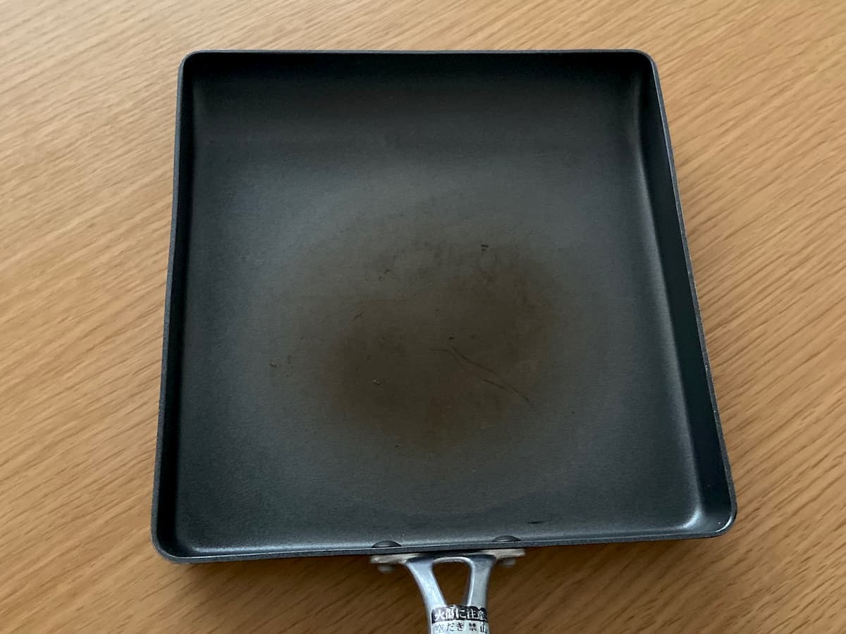 古いテフロン加工のたまご焼きフライパン