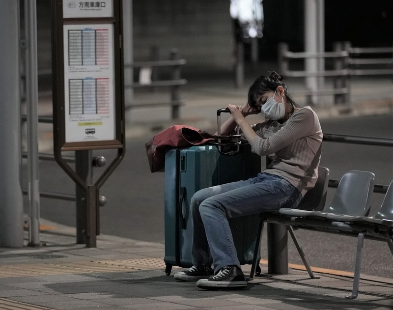 夜明けまでバス停で メイン